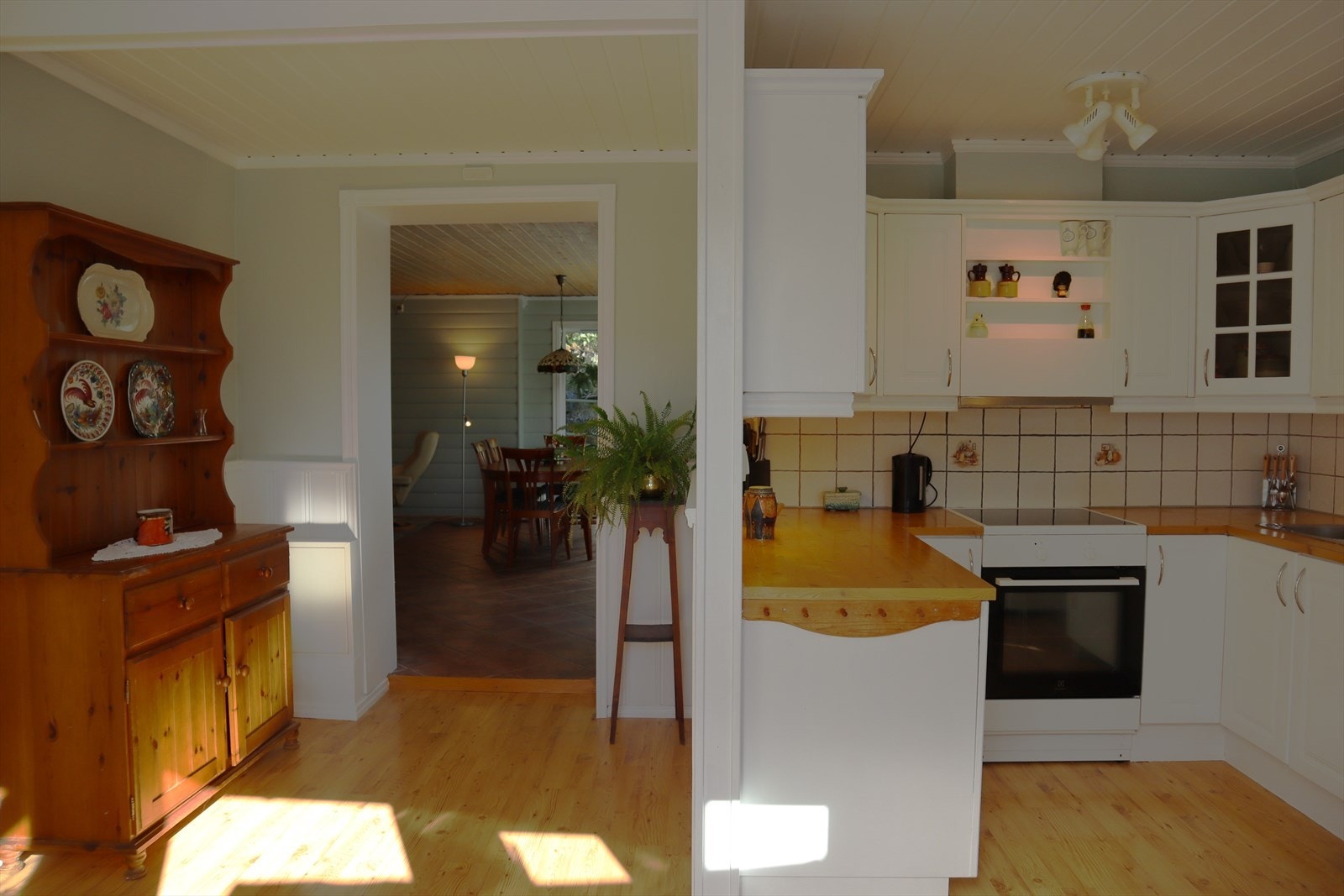 Kjøkkenet har ein praktisk plassering mellom dei to stovene (bilde tatt av seljar). Galleribilde