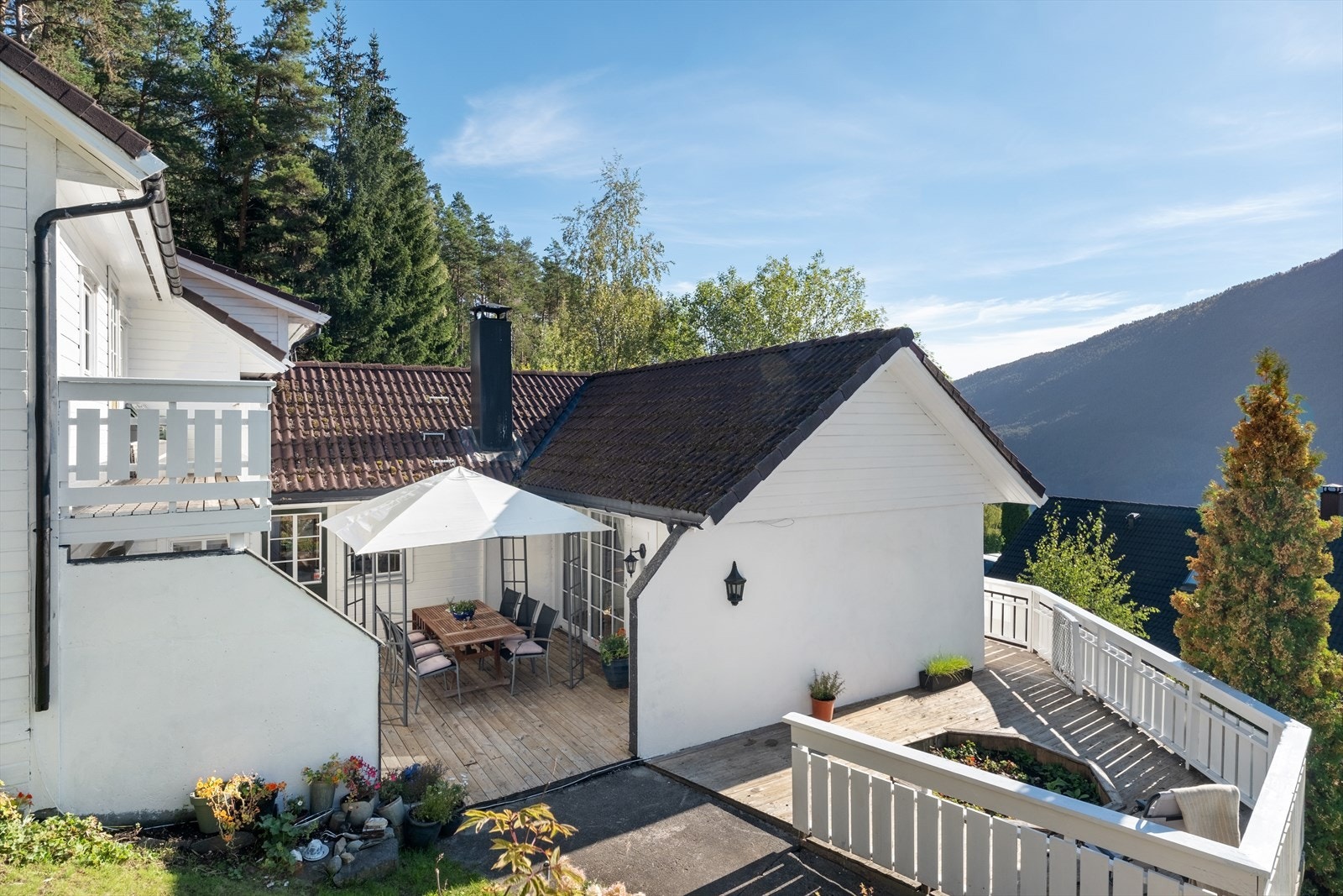 Eigedomen byr på fleire fine uteplassar i form av terrassar av ulik storleik - her kan ein flytte seg etter sola. Galleribilde