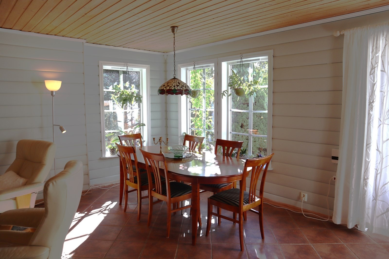 Stova har flislagt golv med varmekablar og vedomn (bilde tatt av seljar). Galleribilde