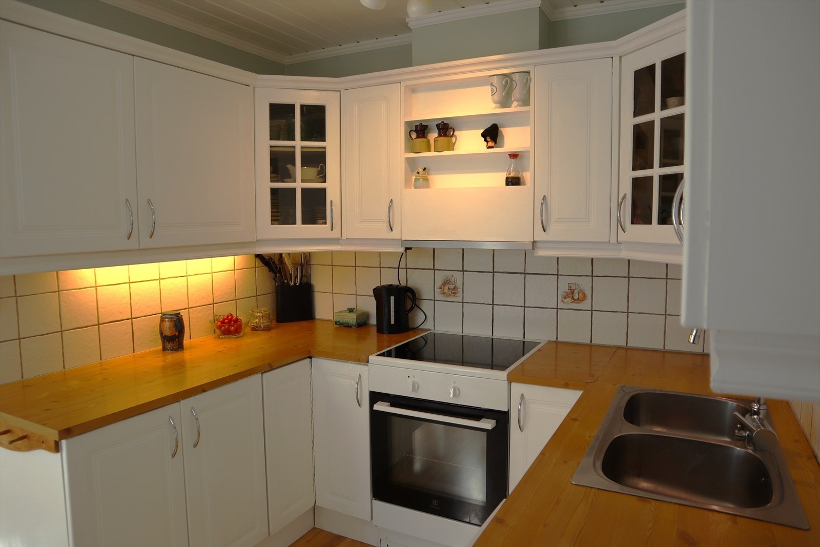 Klassisk kjøkkeninnreiing med lyse profilerte frontar og benkeplate i laminat (bilde tatt av seljar). Galleribilde