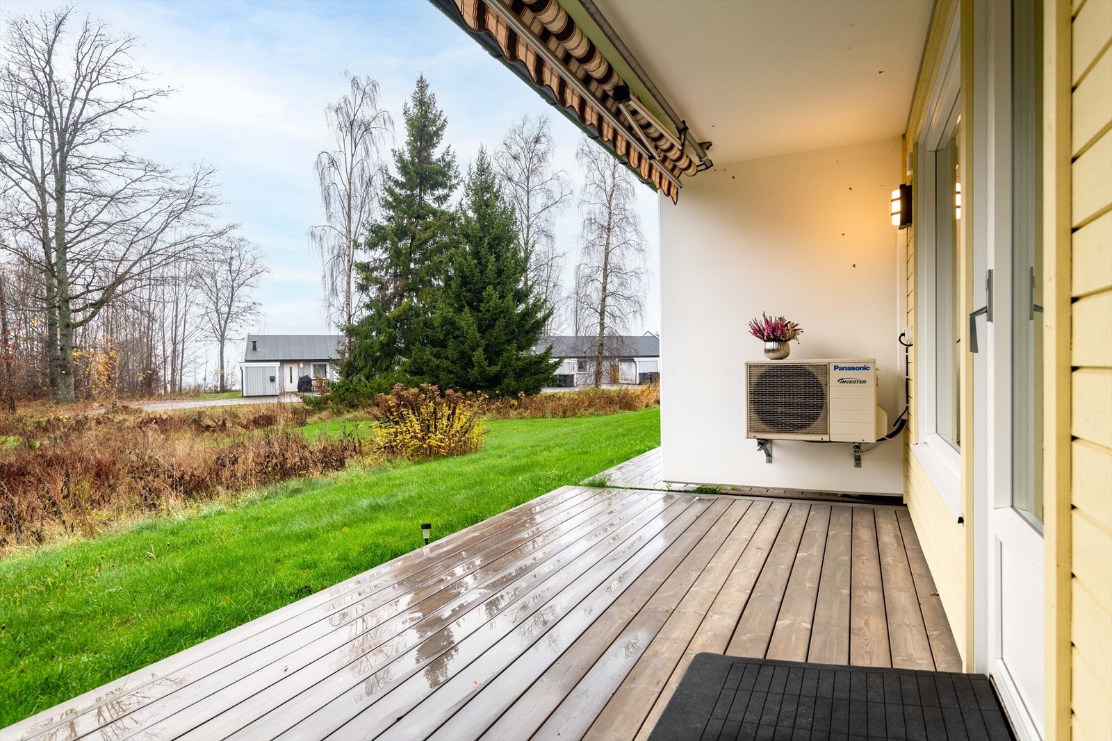 Fin solrik terrasse mot syd. Ingen gjenboere. Galleribilde