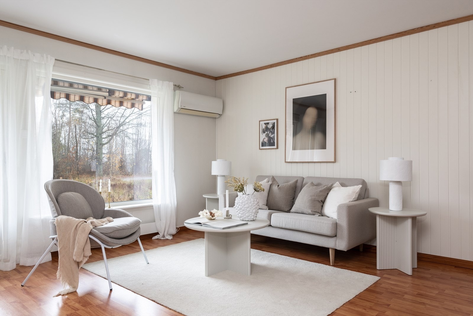 Åpen og lys stue med utgang til terrasse og gressplen. Ingen gjenboere. Usjenert. Galleribilde