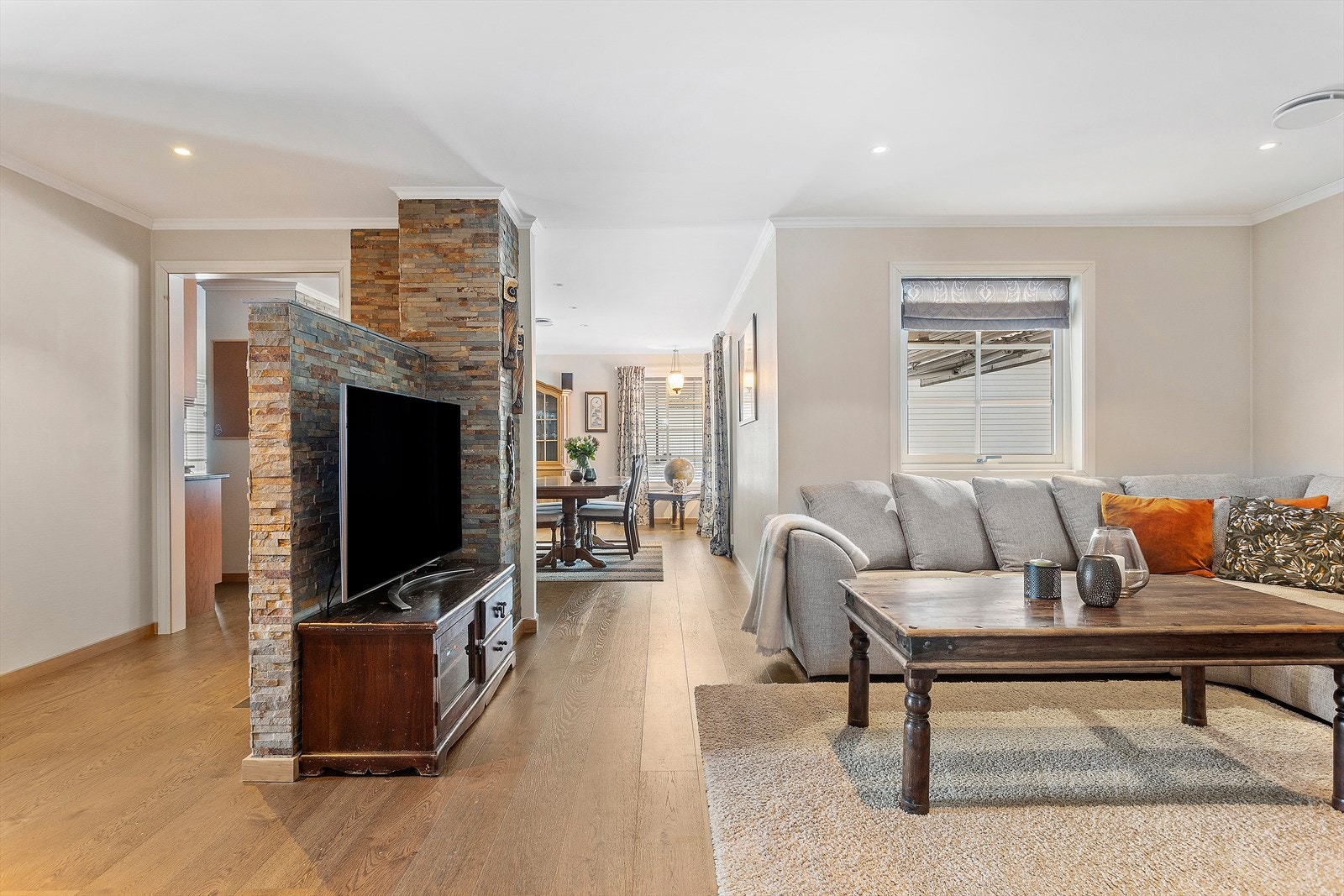 Stue sett mot spisestue og kjøkken. Galleribilde