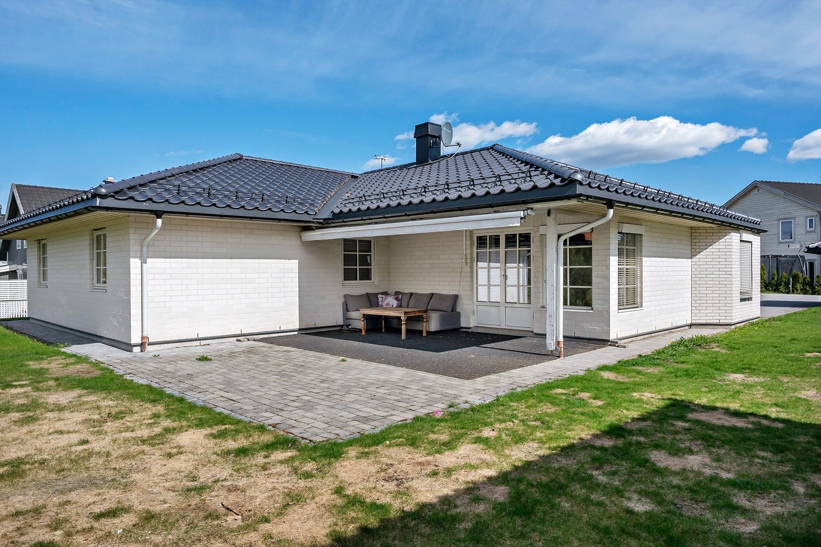 Boligen kan skilte med fine uteplasser. Galleribilde