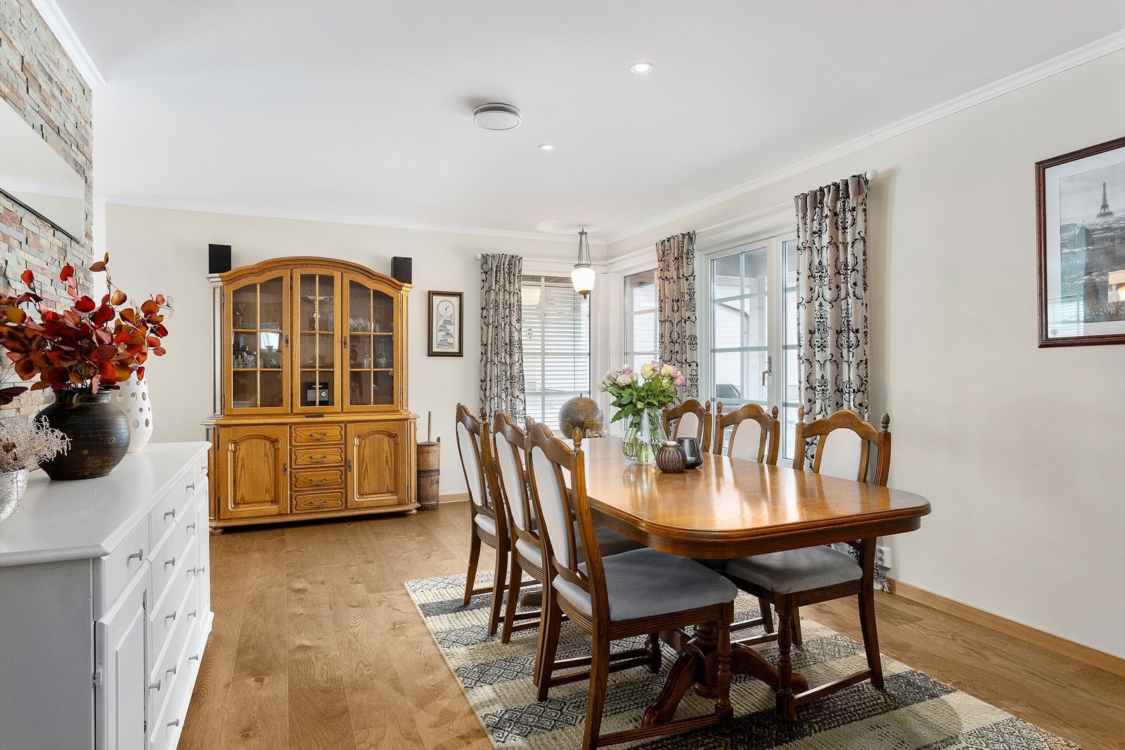 Fra stuen er det utgang til uteplass og hage. Galleribilde