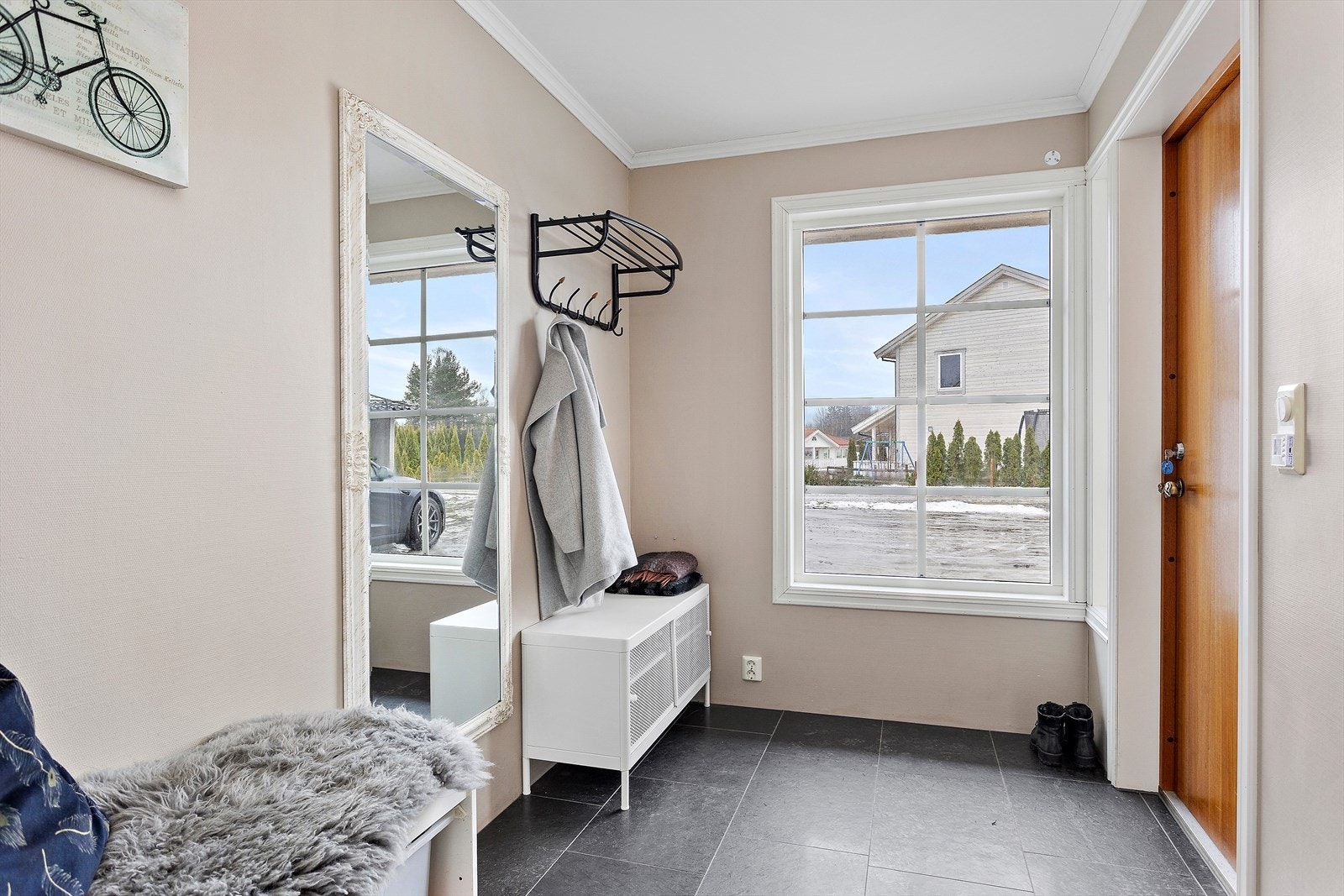 Gang med rom for garderobeløsning. Galleribilde