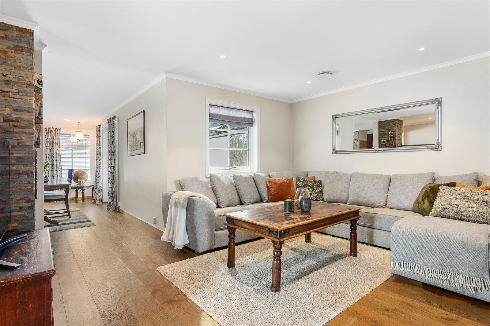 Rommet er utstyrt med gulvvarme, vedovn og varmepumpe. Galleribilde