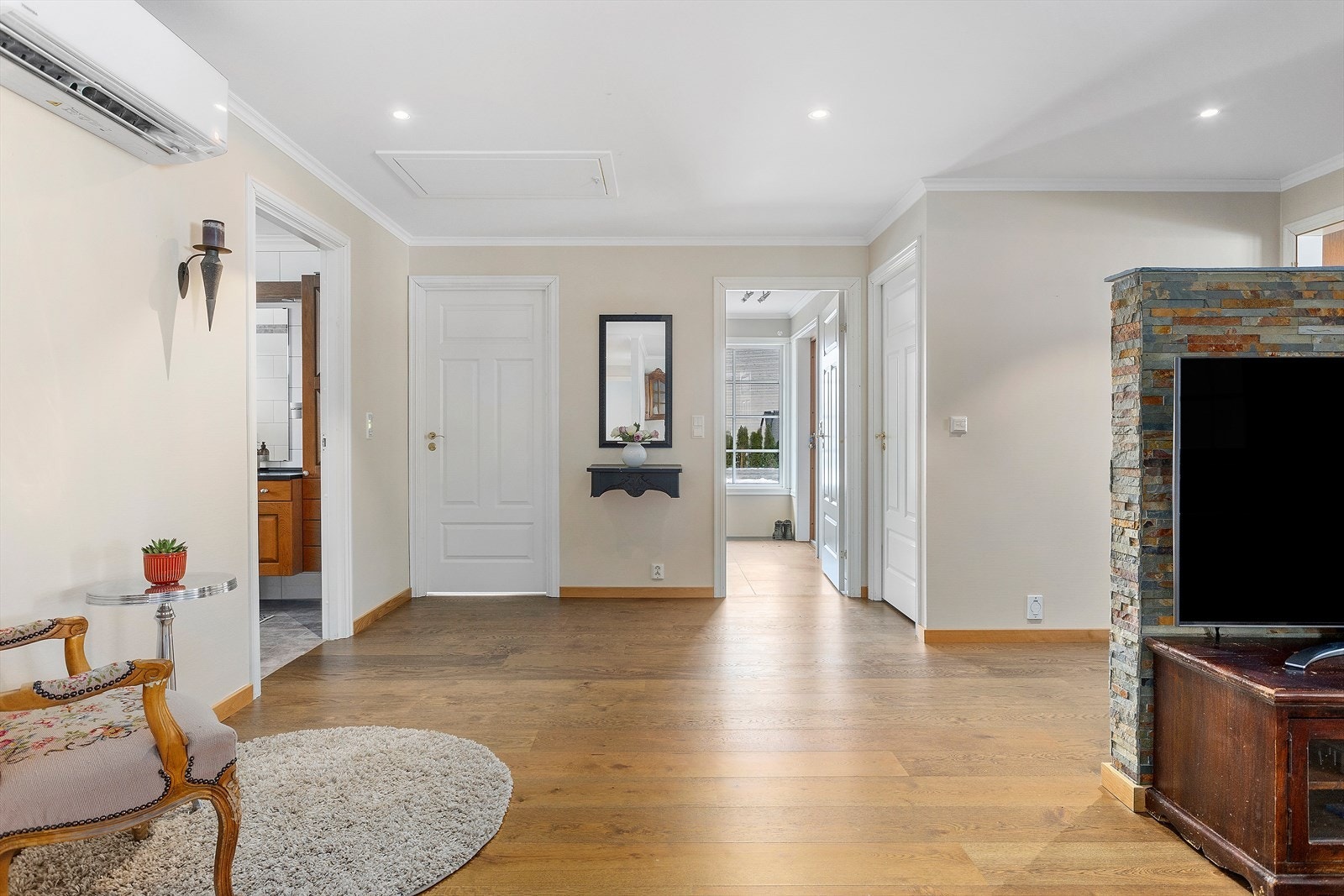 Boligen har en arealsmart og åpen planløsning. Galleribilde