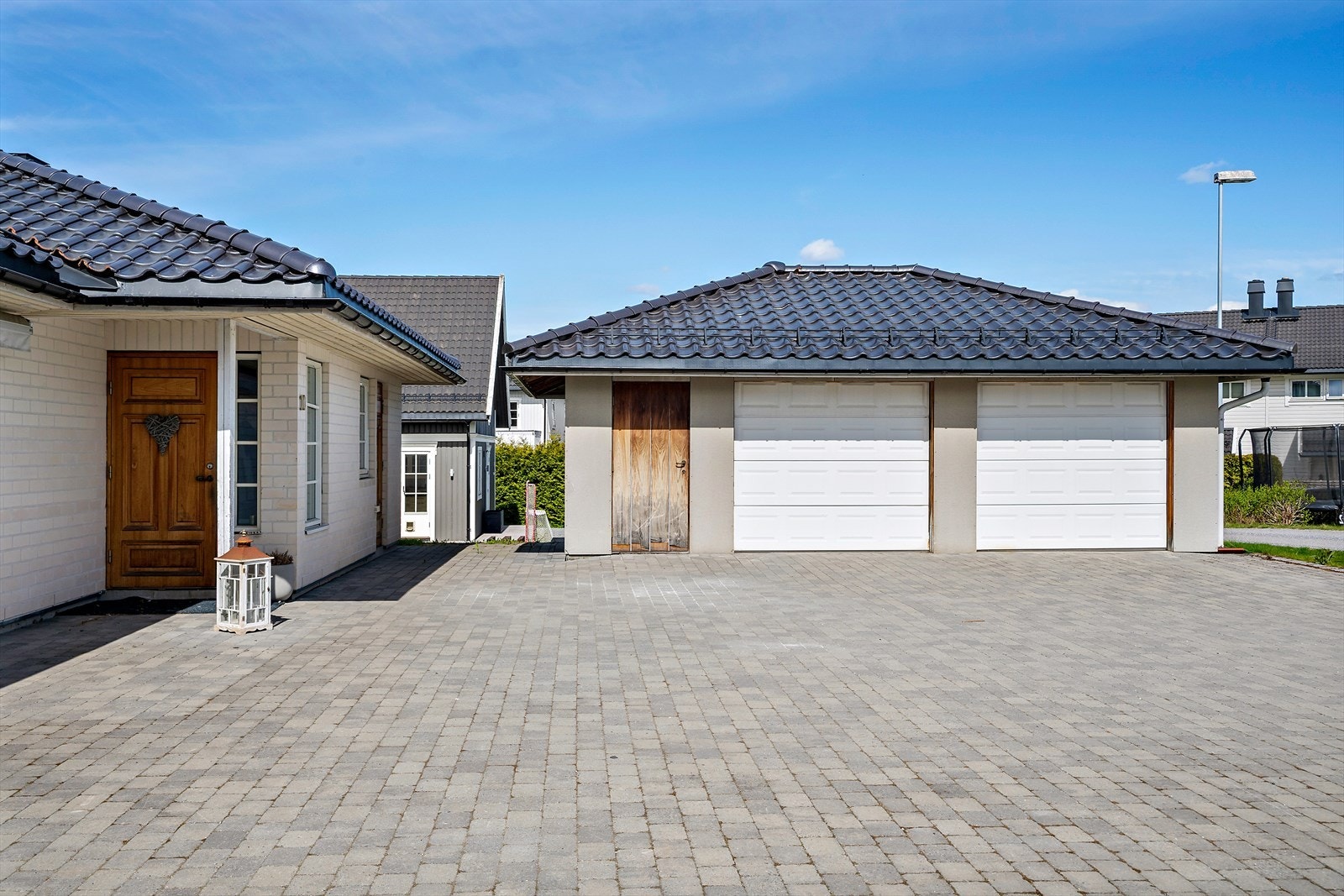 Steinlagt gårdsplass. Galleribilde