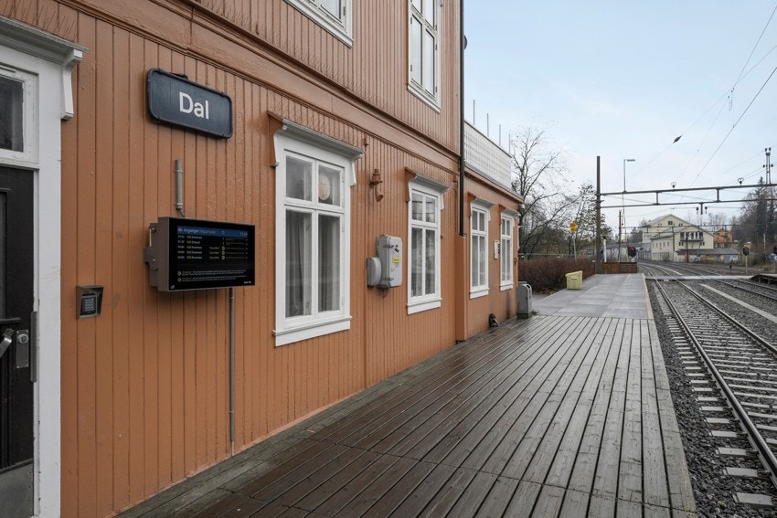 Kort veg til togstasjon med jevnlige avganger mot Jessheim, Lillestrøm og Oslo. Galleribilde