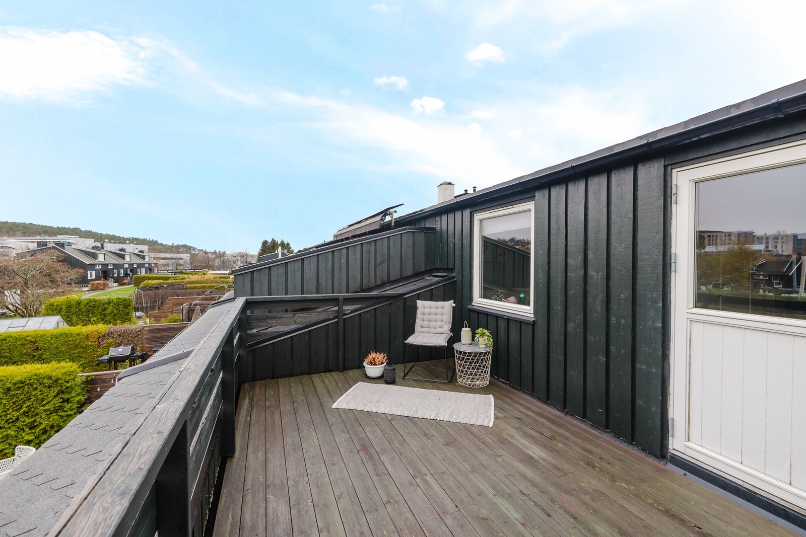 Fra hovedsoverommet er det direkte utgang til en herlig altan på 12 kvm! Galleribilde