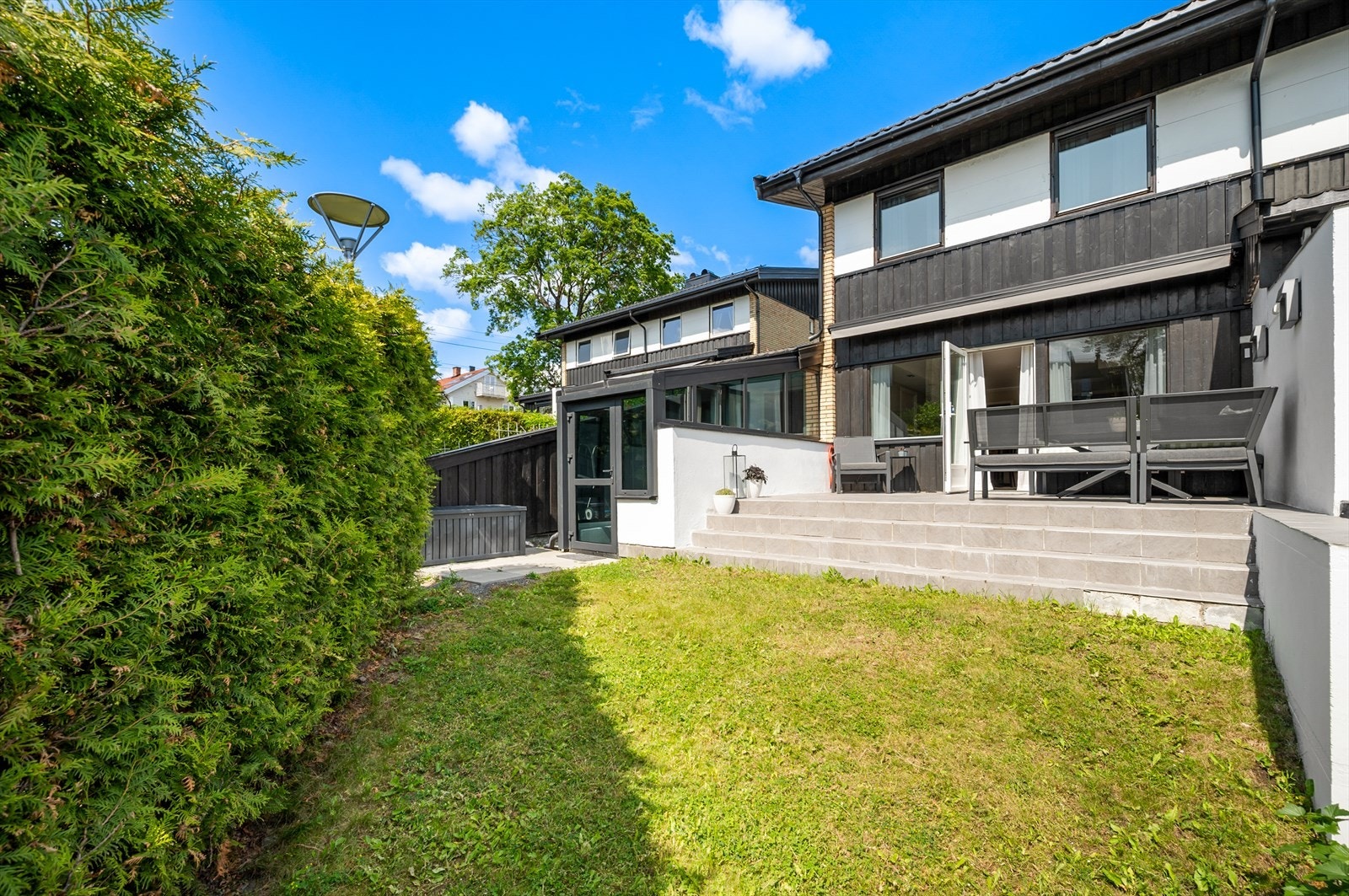 Romslig og velholdt tomannsbolig over 3 plan med intern garasje, sydvendt terrasse og glass påbygg med egen inngang til kjeller. Galleribilde