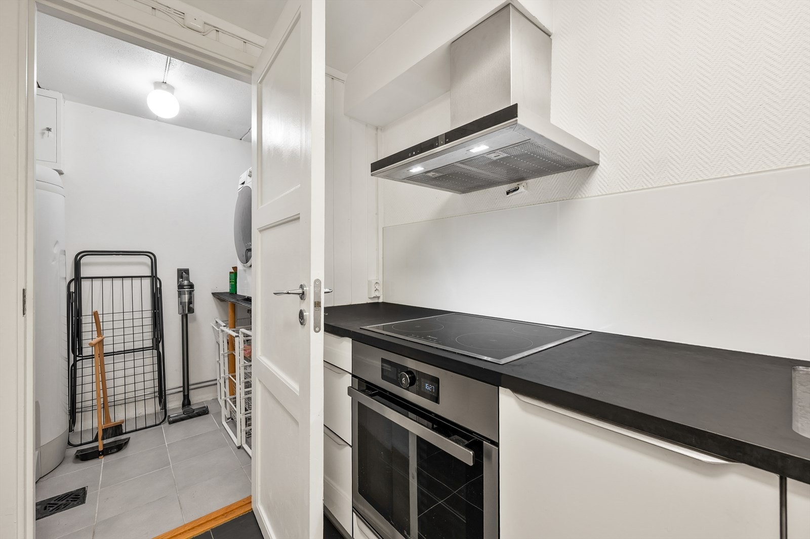 Vaskerom ble innredet i 2016 i rom som i byggesøknaden er beskrevet som bod. Endring fra hobbyrom til vaskerom er ikke byggesøkt. Galleribilde