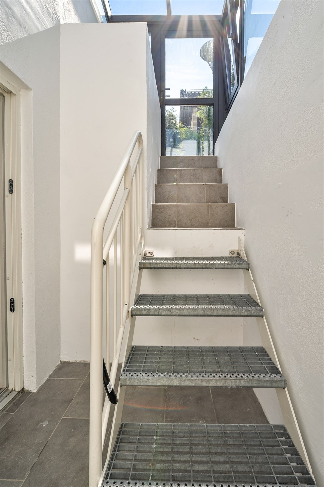 Inngangsparti fra hage til kjelleretasjen Galleribilde