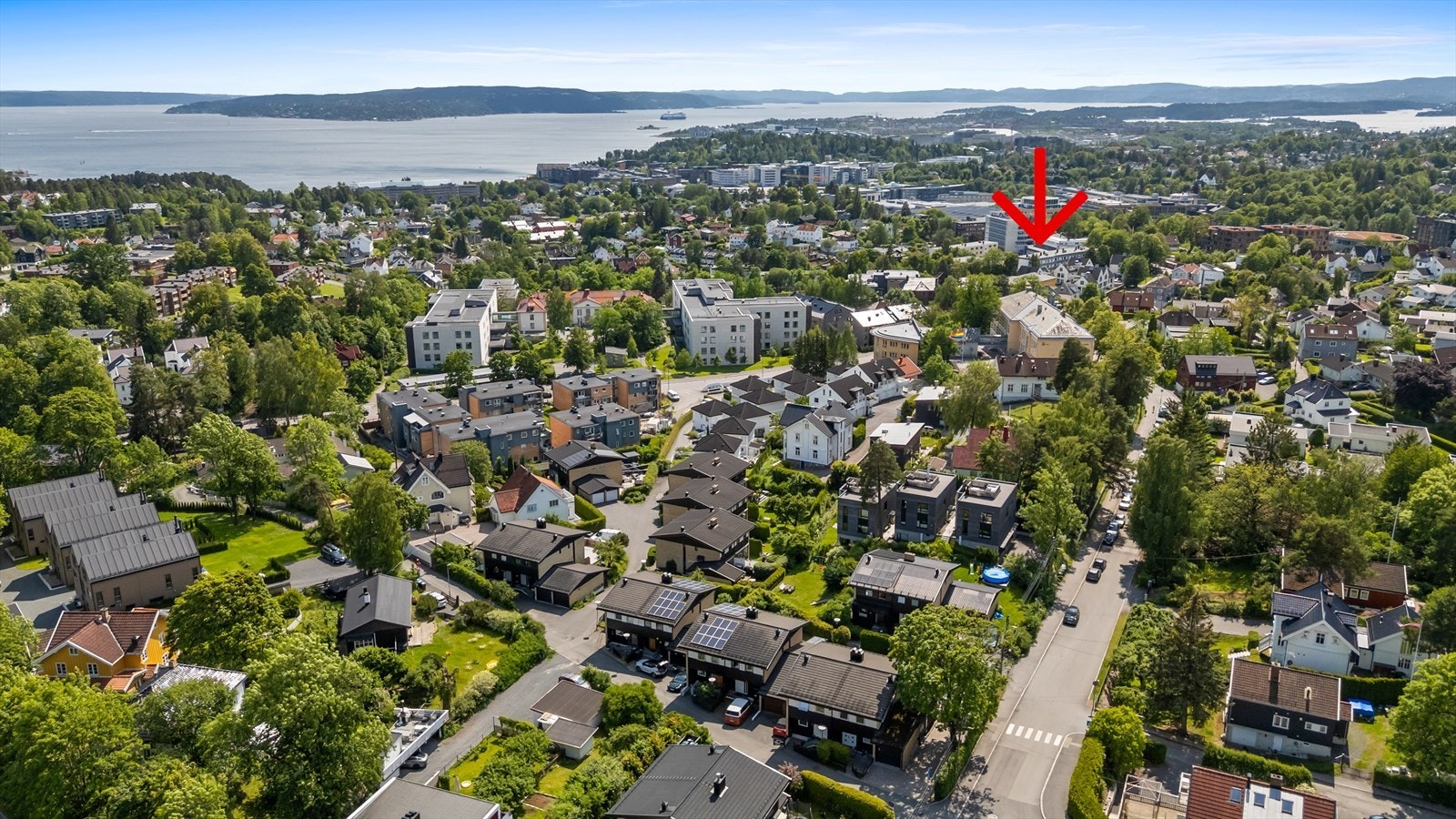 Dronebilde som viser boligens beliggenhet innerst i blindveg og avstand til Lilleaker skole. Galleribilde