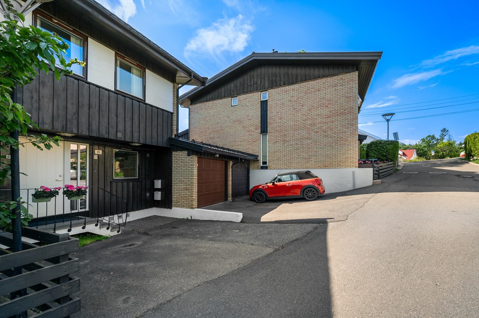 Biloppstillingsplasser foran garasjen og inngang Galleribilde