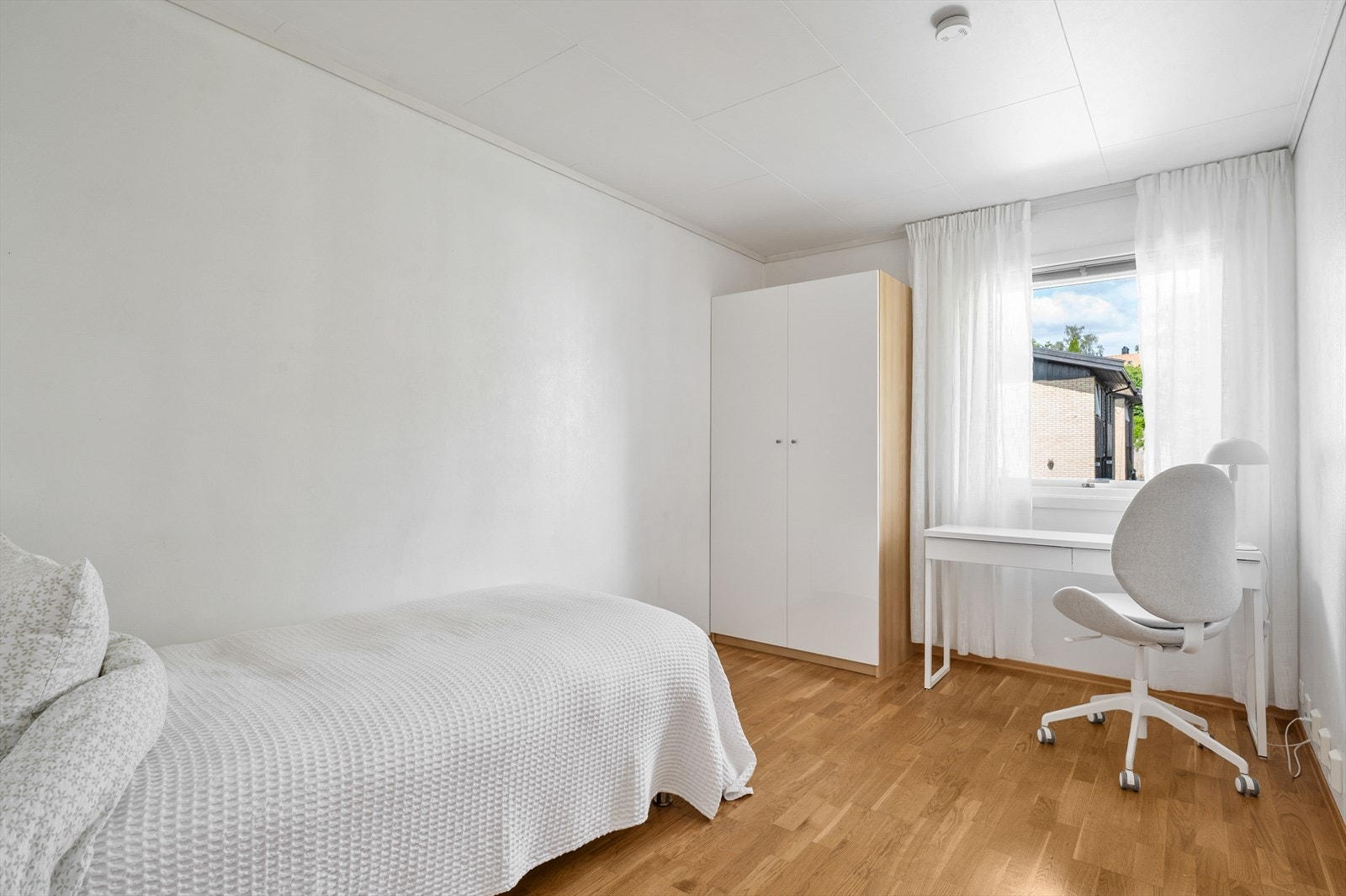 Soverom #3 i 2. etg. med plass til seng, pult og skap Galleribilde