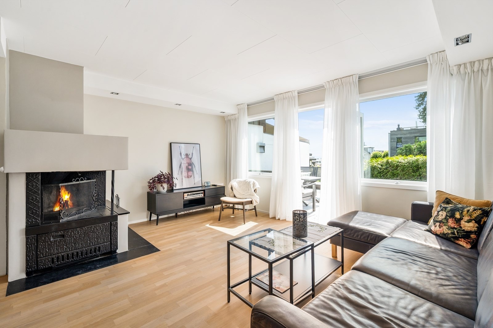 Stue med peis og Jøtul parafin ovn godkjent for bio parafin fyring Galleribilde