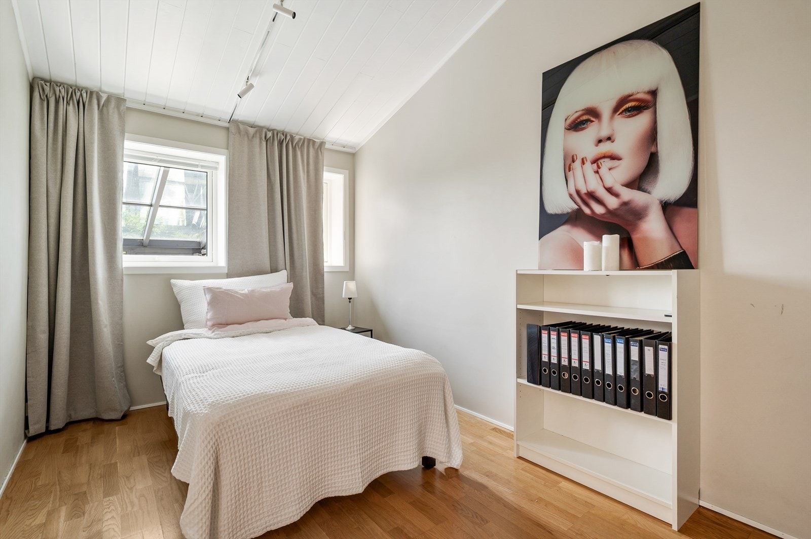 Allrom 1 etg som kan benyttes som soverom, kontor, TV stue eller spisestue. "Godkjent som opphold" Galleribilde