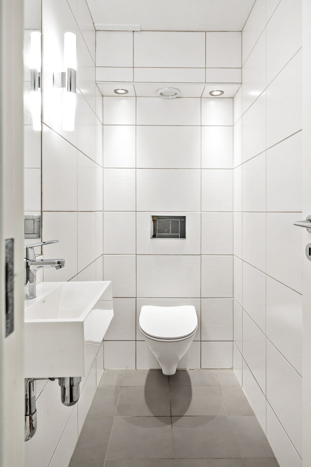 Separat WC med god belysning, god ventilasjon og varmekabler i gulv Galleribilde