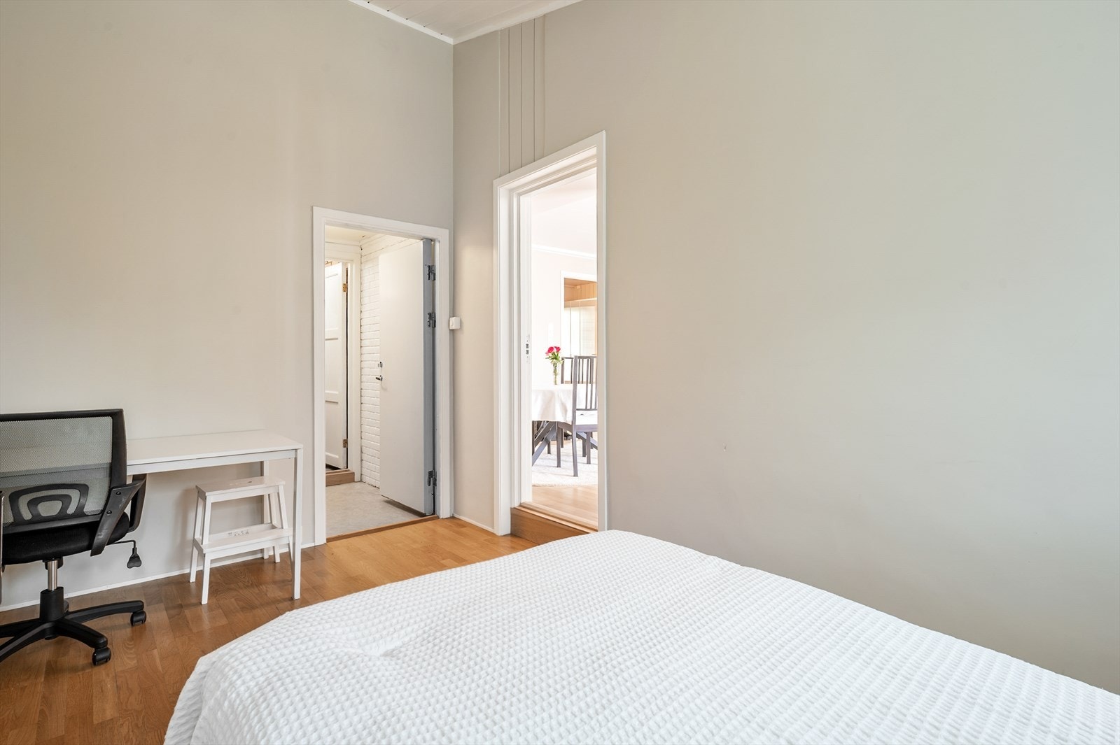 Allrommet med takhøyde på 3,4 meter har gjennomgang til garasje via bod. Varmekabler i gulv Galleribilde