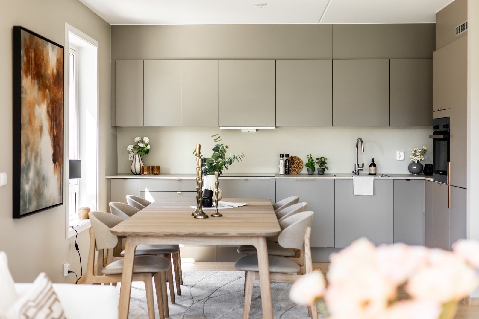 Tidløst og fint kjøkken fra HTH med integrerte hvitevarer. Galleribilde