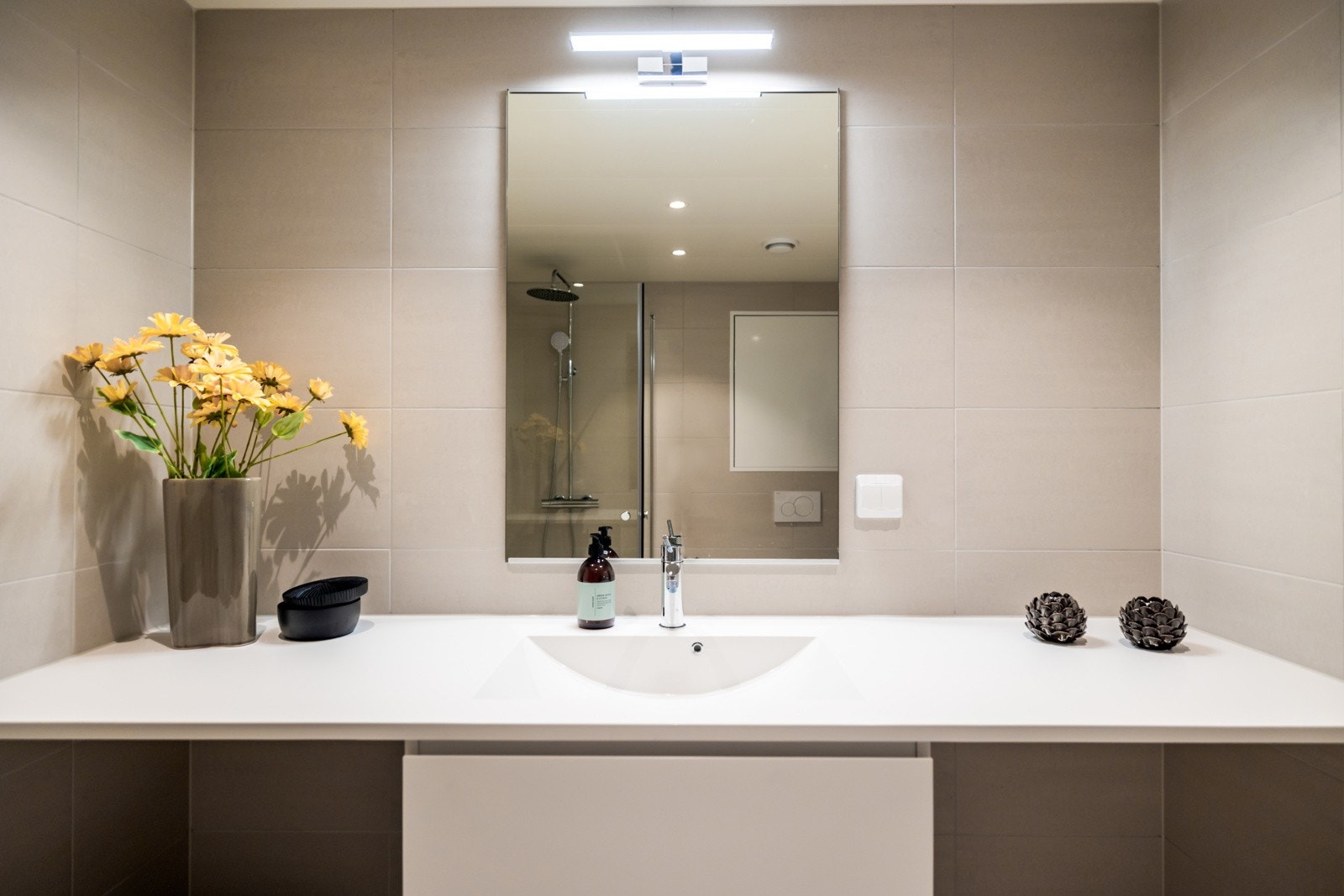 Hovedbad med opplegg til vaskemaskin og tørketrommel. Galleribilde