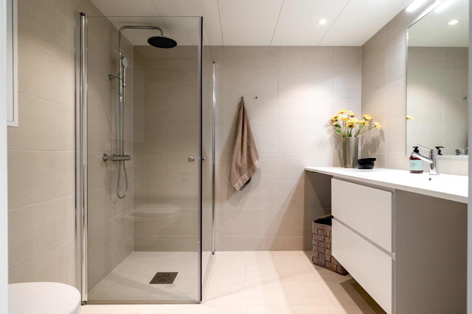 Hovedbad med opplegg til vaskemaskin og tørketrommel. Galleribilde