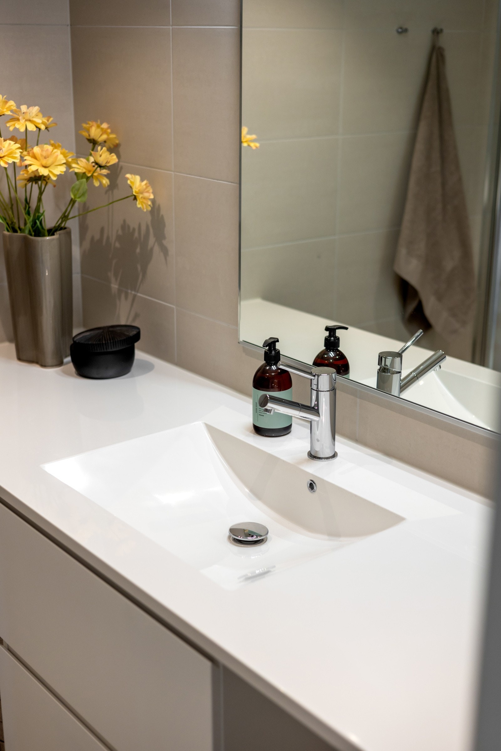 Hovedbad med opplegg til vaskemaskin og tørketrommel. Galleribilde