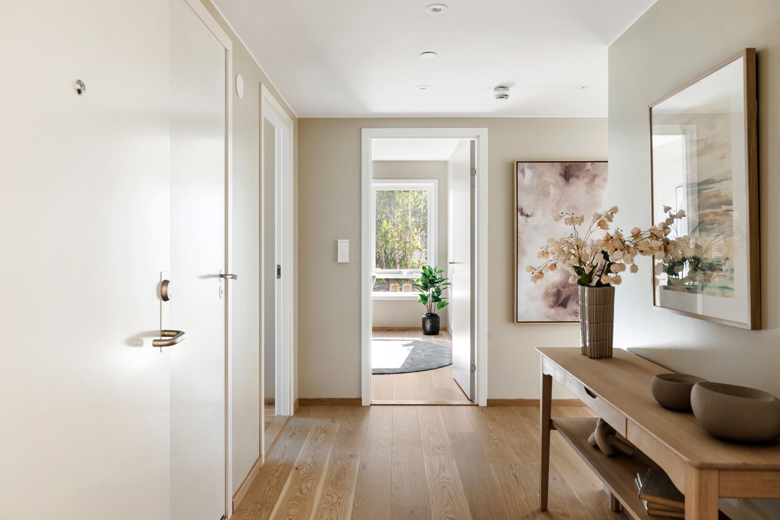 Praktisk entre med god plass til oppbevaring. Galleribilde