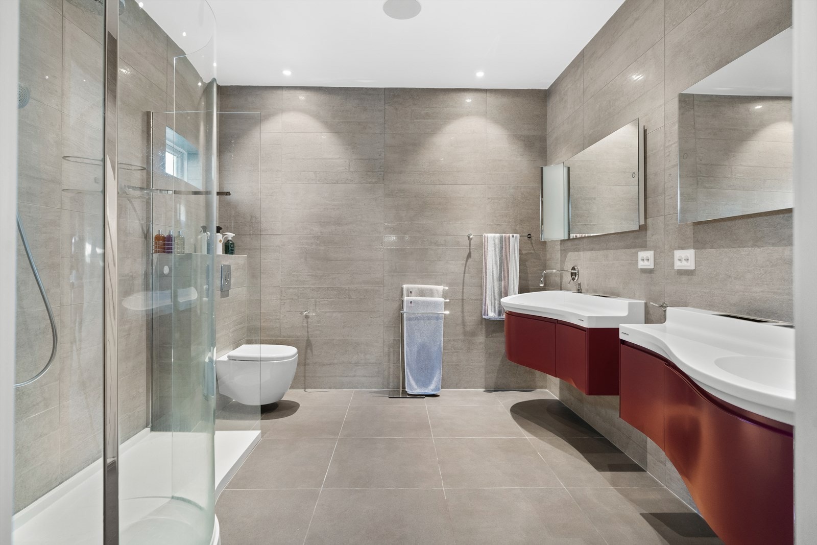 Boligens hovedbad ligger i forbindelse med hovedsoverommet. Begge badene i hoveddelen er levert av Bluform, og hovedbadet er utstyrt med to stilfulle separate baderomsinnredninger designet av Pinin Farina (Ferrari sin egen designer). Galleribilde