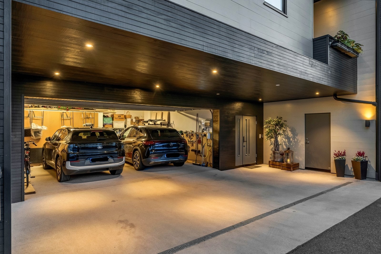 Romslig dobbeltgarasje med elbillader i tillegg til at det er gode parkeringsmuligheter utenfor boligen (plass til 2x2 biler på hver side av huset i tillegg til at har du gjester er det også plass til 2 biler foran garasje). Galleribilde