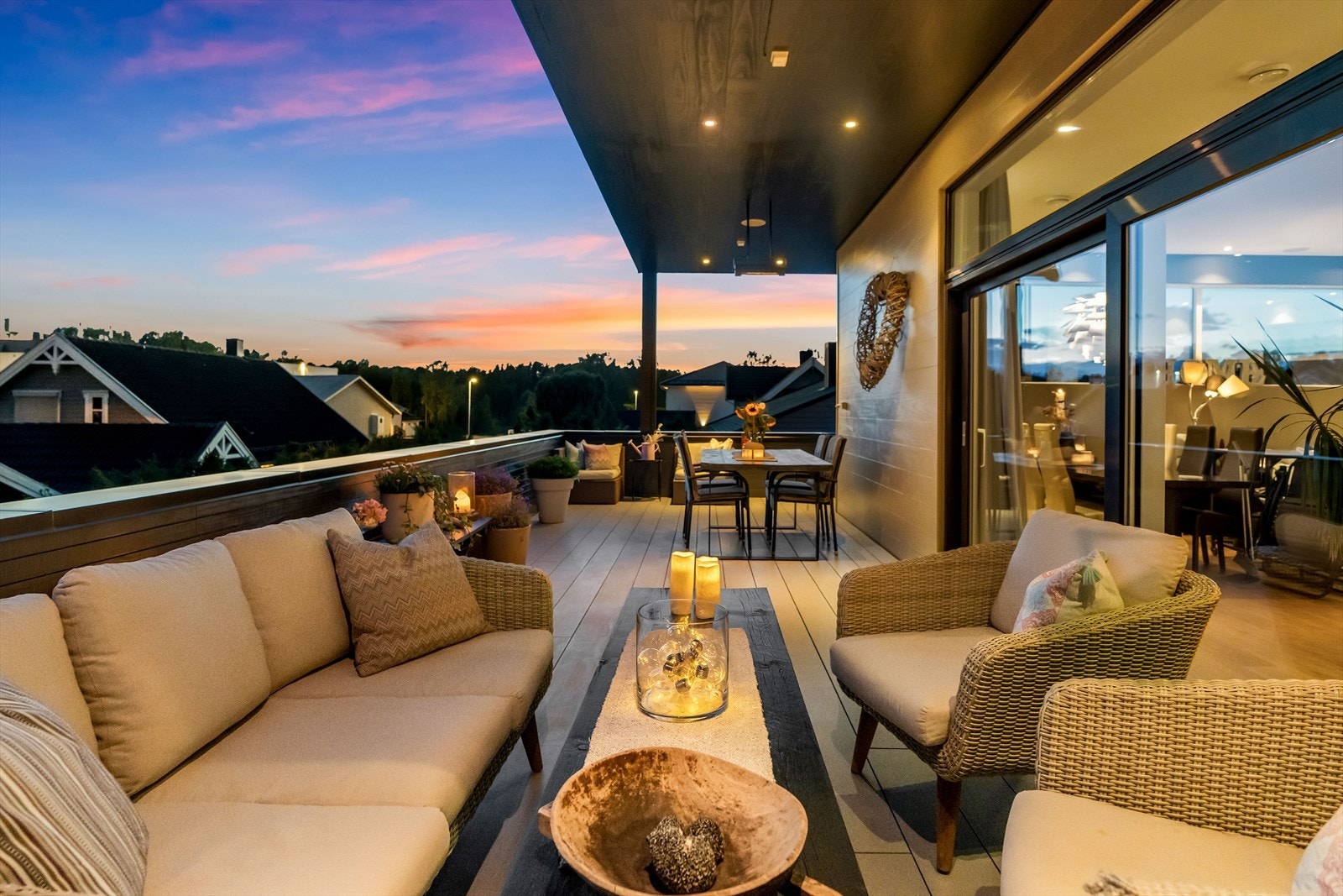 Terrassen i boligens 2. etasje er en moderne og innbydende uteplass som innbyr til både avslapning og sosiale sammenkomster. Galleribilde