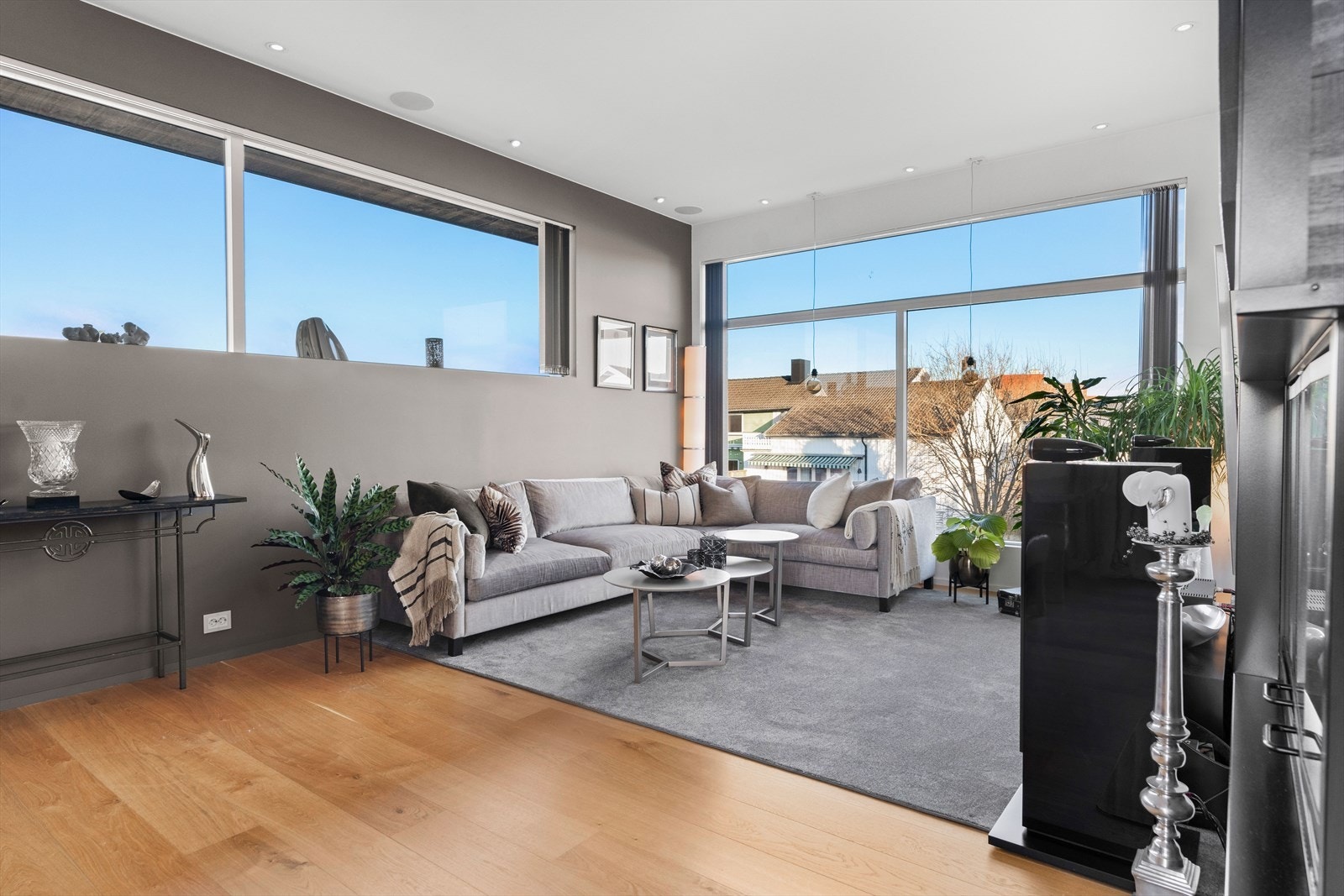 Rommet har store vindusflater som slipper inn godt med naturlig lys, som skaper en behagelig atmosfære i rommet. Galleribilde