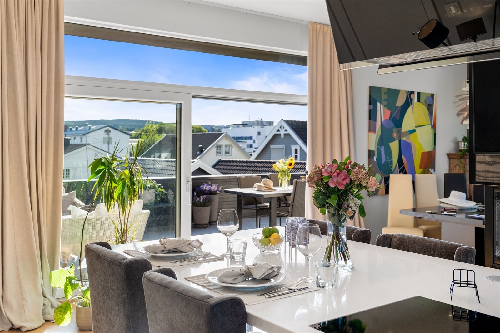 Dette er et kjøkken hvor stil møter funksjon - et perfekt sted for å skape gode minner med familie og venner. Galleribilde