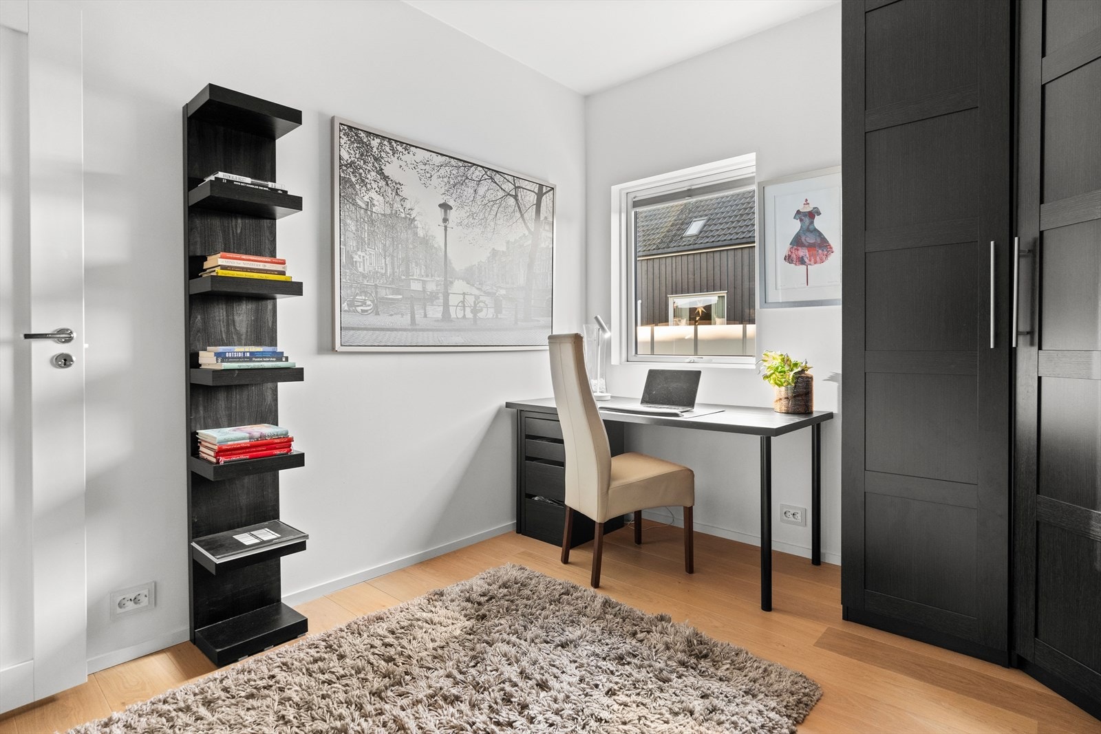 Rommene har plass til seng, nattbord, garderobeløsning og skrivebord. Samtlige soverom har screens montert på vinduene. Galleribilde