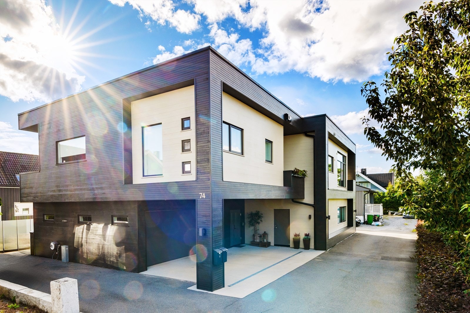 Boligen ligger i et rolig og barnevennlig nabolag, omgitt av grønne omgivelser som gir en fredelig atmosfære. Den solrike beliggenheten fremhever husets moderne arkitektur og gjør uteområdene ekstra attraktive. Galleribilde