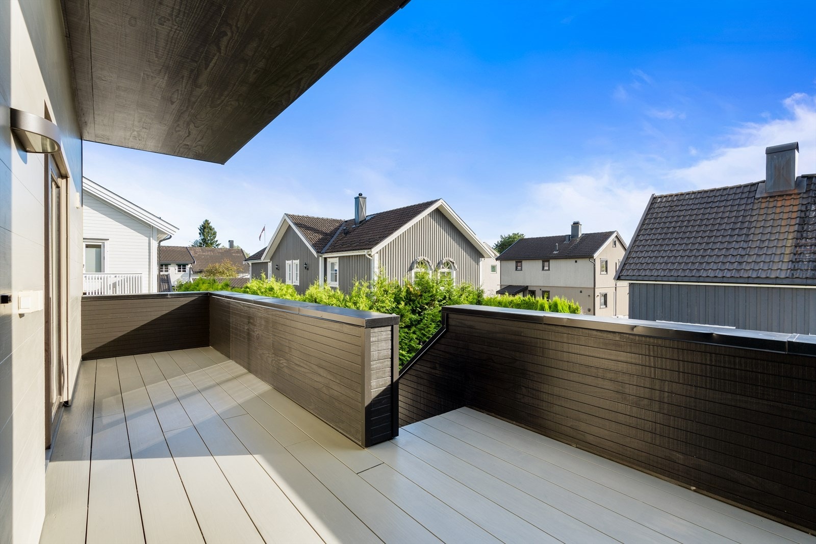 Utleiedelen har eget inngangsparti med uteplass på ca. 14 kvm. Utleiedelen har tidligere vært utleid for kr 18.000,- pr mnd eks strøm, kabel-tv og internett. Galleribilde