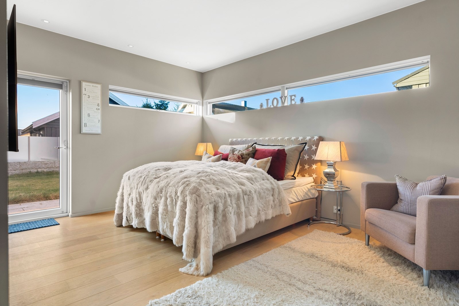 Hovedsoverommet er av svært god størrelse. Fra hovedsoverommet er det dør ut til hagen. Galleribilde