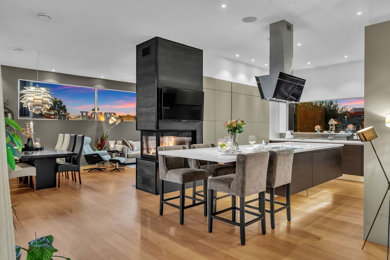 Denne eiendommen er utenom det vanlige! Boligen strekker seg over hele 326 m², og byr blant annet på svært solrike uteplasser, eksklusive materialvalg samt høyteknologiske løsninger. Galleribilde