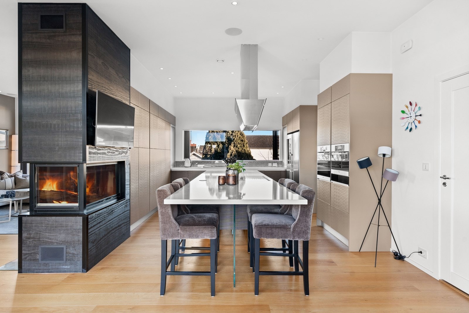 Videre er det kompositt benkeplate fra Silestone, samt nedfelt dobbelvask med avrenningsbrett. Galleribilde