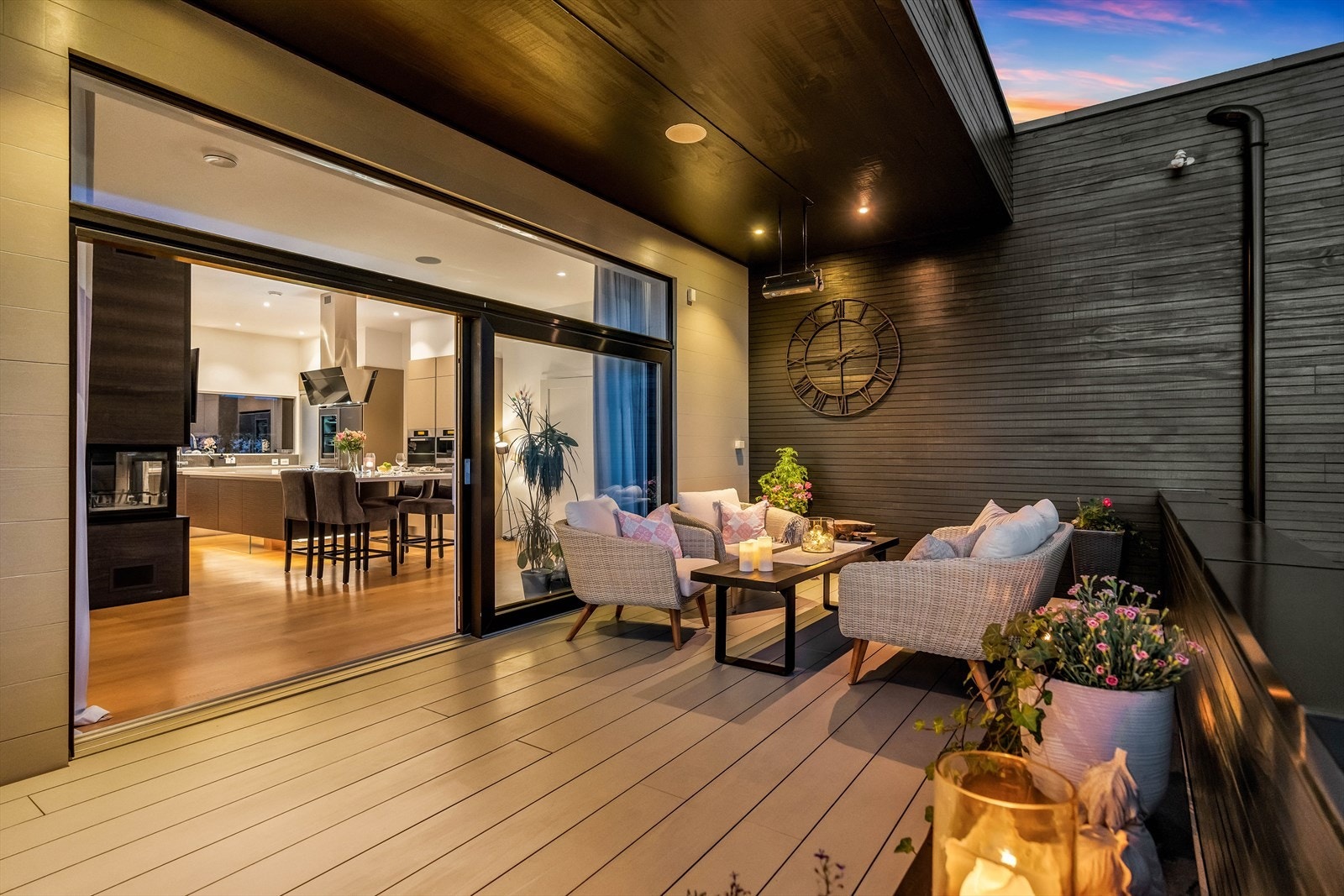 Med direkte adkomst fra det moderne kjøkkenet får du en sømløs overgang mellom inne- og uterom - ideelt for både hverdagsliv og sosiale sammenkomster. Galleribilde