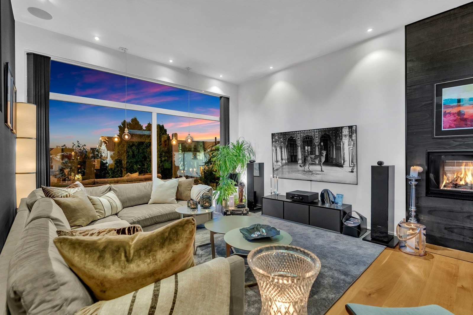 Her er det rikelig med plass til sofaseksjon og tv-møbel. TV og datauttak er lagt med strekt kabel. Det er to stk cat6. uttak bak hver TV i hvert eneste rom. Alle tv boxer, apple tv,er er plassert i teknisk rom og styres fra egne fjernkontroller. Galleribilde