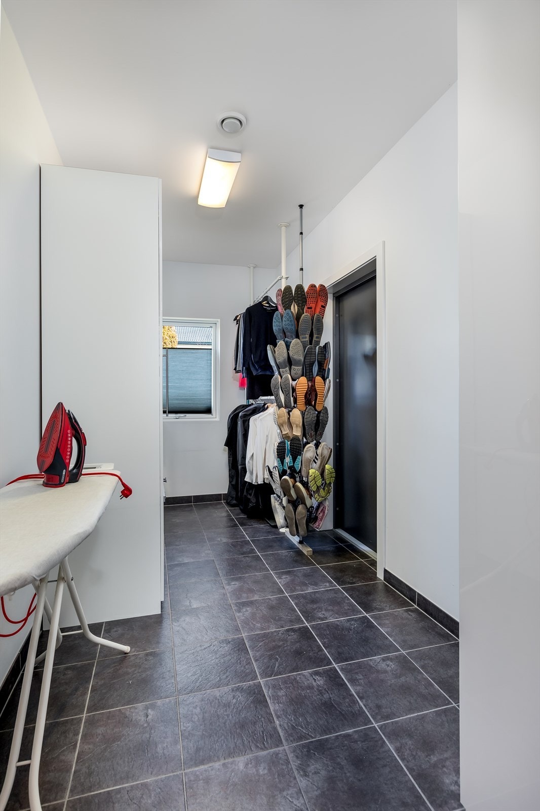 Boligen har et svært praktisk separat vaskerom, med inngang rett innenfor inngangsdøren. Vaskerommet er innredet med mye skap- og skuffeplass for lagring. Det er plass til vaskemaskin og tørketrommel i høyden. Galleribilde