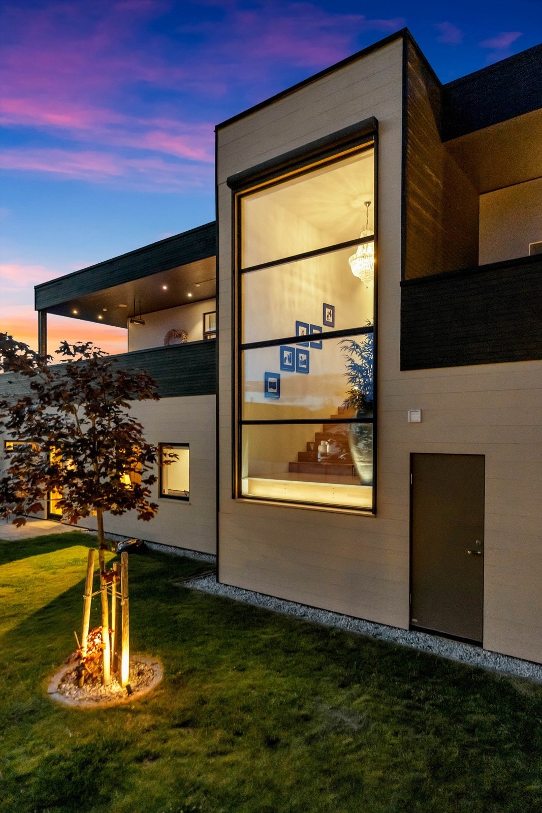 Store vindusflater sørger for rikelig med naturlig lys og skaper et lyst og luftig innemiljø. Galleribilde