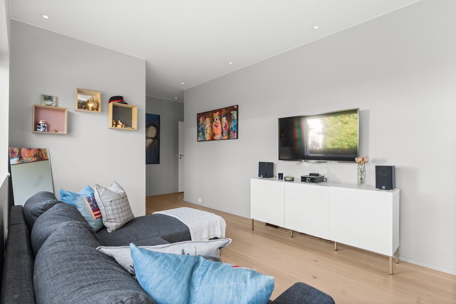 Det har også inngang til en egen walk in-garderobe med åpen garderobeløsning. Galleribilde