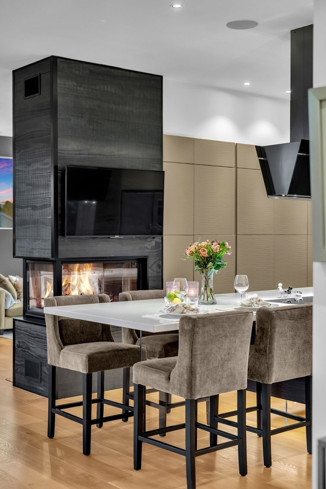 Ovnen har innsyn til flammene gjennom tre vinduer, og sikrer ekstra varme i vinterhalvåret. Galleribilde