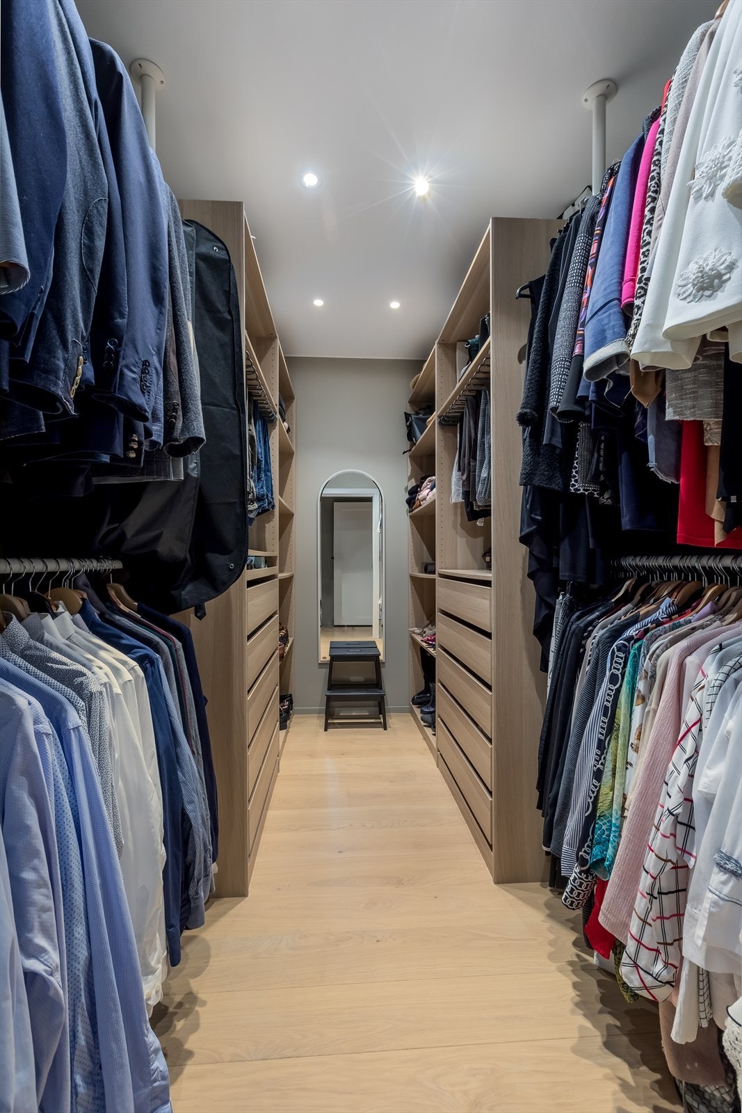 Videre er det inngang til et svært romslig walk in-closet med åpen garderobeløsning. Galleribilde