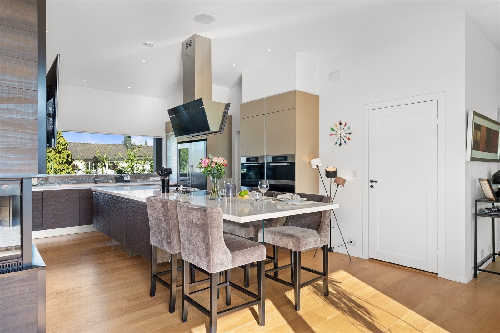 Boligen har et svært eksklusivt kjøkken fra italienske Arrital. Innredningen har svært lekre skapfronter i bølget struktur, i mørk brun og varm beige. Galleribilde