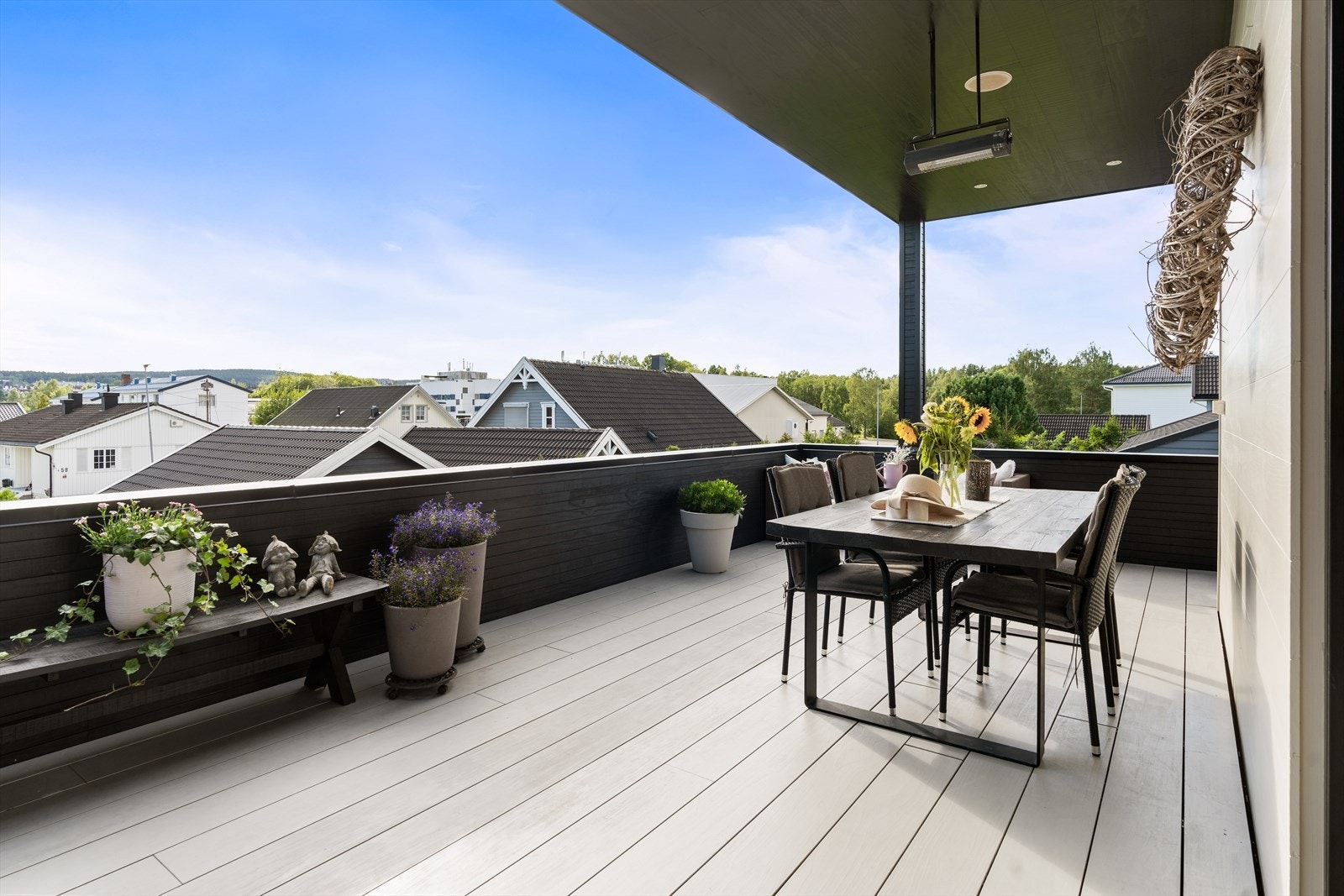 Uteplassen måler hele 43 m². Her ute er det god plass til både spisegruppe og loungemøbler, samt grill. Galleribilde